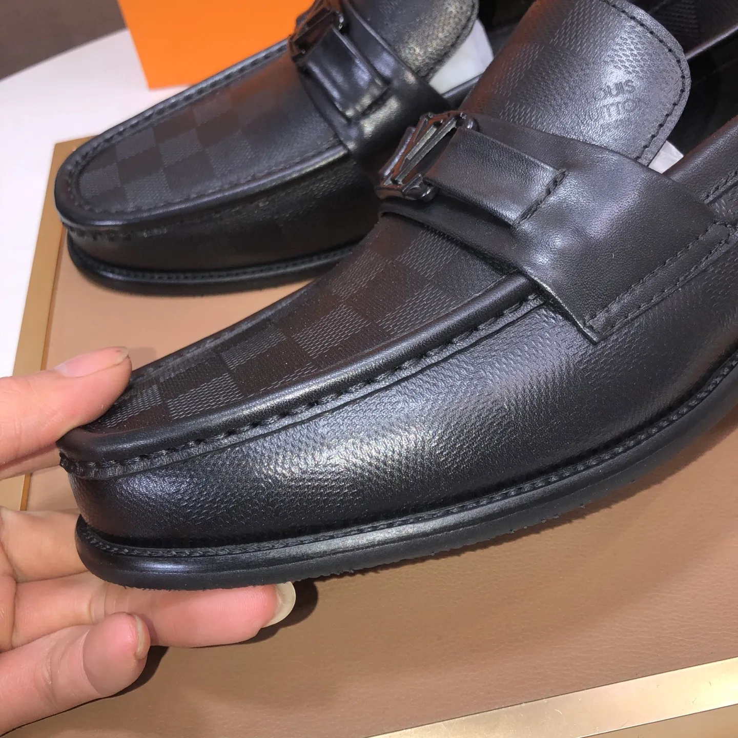 Men's men's shoes💰540💰[LV] (original single cowhide lining)🍀LV's latest genuine leather business suit shoes are available on the official website at the same time. The first-layer cowhide imported from Italy is made of heavy gold, and the official website has a 1:1 rubber outsole. Versatile to wear, high-end without losing class, and the color combination is extraordinary. This four-season style is alluring when worn on your feet, showing off your big-name flair. Standard code 38-45 (45 customized)